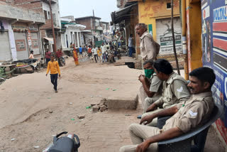 ताजिया निकालने के दौरान पुलिस पर की पत्थरबाजी
