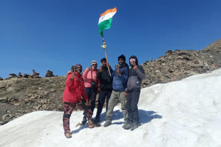 सहारनपुर के रिहान अली ने पिन पास चोटी तिरंगा फहाकर बनाया विश्व रिकार्ड