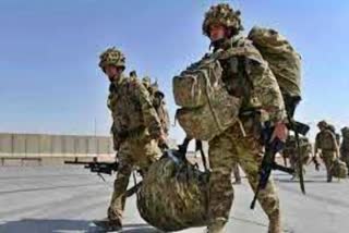 ब्रिटेन के सैनिकों ने काबुल हवाई अड्डे पर मौजूद भीड़ की मदद करने की कोशिश की