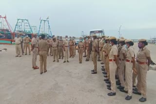 மீனவ கிராமத்தில் காவலர்கள் குவிக்கப்பட்டு படகு, சுருக்குமடி வலைகளை பறிமுதல் செய்வது தொடர்பான கானொலி