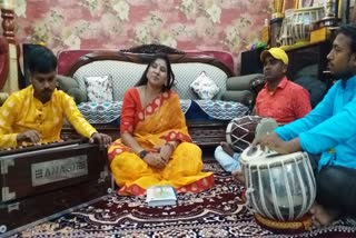 Woman folk singer from Bihar