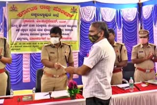 Chikkaballapur police handed over 1.21 lakh value jewelry, vehicles to owners