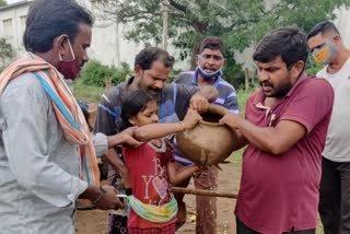 Son refused to perform father's last rites  minor daughter did the last rites of her beloved father  Telangana News  Father commit suicide  Bhadradri Kothagudem district of Telangana  ആത്മഹത്യ ചെയ്‌ത പിതാവിന്‍റെ അന്ത്യകര്‍മങ്ങള്‍ ചെയ്‌ത് 10 വയസുകാരി  പിതാവിന്‍റെ അന്ത്യകര്‍മങ്ങള്‍ ചെയ്‌ത് 10 വയസുകാരി  തെലങ്കാനയിലെ ഭദ്രാദ്രി കോതഗുദെം ജില്ല  ബാര്‍ബറായിരുന്ന ലിംഗിഷെട്ടി