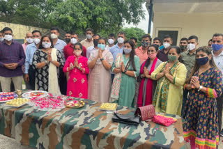 Women tied rakhi to the soldiers of Delhi Cantt