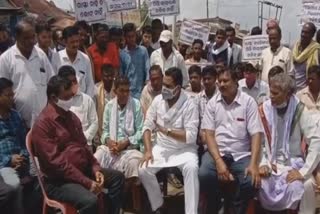 congress strike for demand of road work in rajnagar