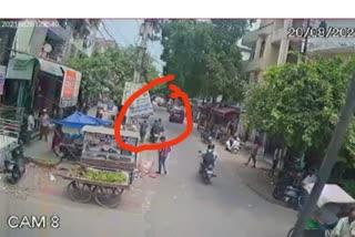 CCTV में कैद चेन स्नेचिंग की वारदात