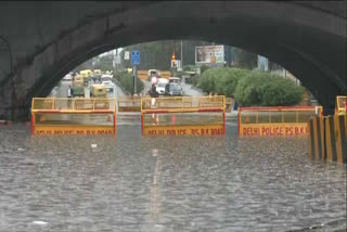 heavy-rainfall-in-delhi-causes-waterlogging-at-minto-bridge-traffic-movement-stopped