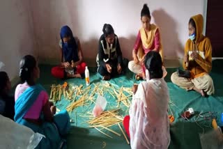 The women of the 'group' make rakhis in the group