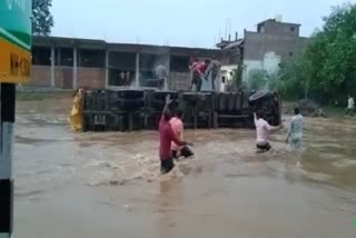 rain-in-kawardha-truck-full-of-paddy-overturned-due-to-strong-flow-of-water-in-the-drain-in-pandariya