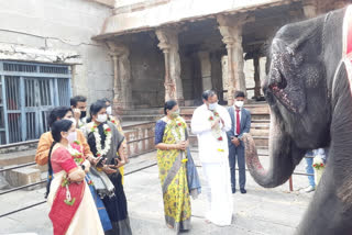 Vice president Venkaiah Naidu visits Hampi Temple