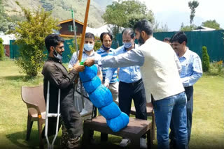 JK_GBL_Director_Fishries_distribute_equipments_among_the_farmers_in_Mammar_kangan_avb_JKC10033