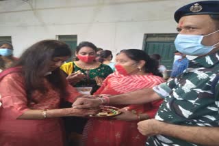 happy-raksha-bandhan-women-of-naxal-affected-bastar-decorated-the-wrists-of-crpf-jawans-with-rakhi