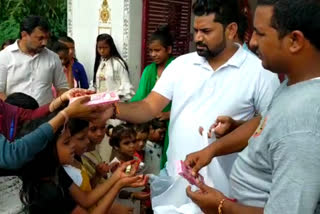 Manoj Mahlawat celebrated Rakshabandhan in slum area