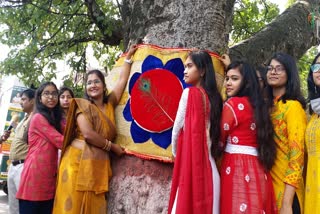 Sisters tied rakhi to the tree to save environment on raksha bandhan in ranchi