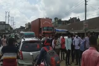 nh-8-blocked-by-local-public-for-death-of-cattle