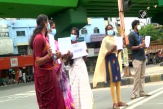 Transgender community spreads road safety awareness  Transgender community gifts saplings for following rules  Transgender community in Coimbatore  കോയമ്പത്തൂരിലെ ട്രാൻസ്ജെൻഡറുകൾ  റോഡ് സുരക്ഷാ മാനദണ്ഡങ്ങൾ  കൊവിഡ് മാനദണ്ഡങ്ങൾ