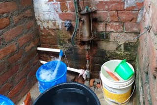 पटना में गंदा पानी पीने को मजबूर लोग