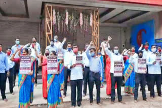 jewelry shop closed and protest  jewelry shop  jewelry  selam news  selam latest news  jewelry shop owner and workers protest  HUID process  ஹால்மார்க் விதிகள்  ஹால்மார்க் விதிகளுக்கு எதிராக நகை கடை உரிமையாளர்கள் போராட்டம்  நகை கடை உரிமையாளர்கள் போராட்டம்  சேலத்தில் நகை கடை உரிமையாளர்கள் போராட்டம்  சேலம் செய்திகள்  நகை கடை