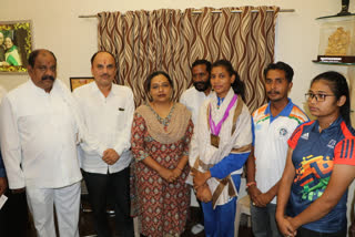 Minister Yashomati Thakur felicitates Archer manjiri alone for winning bronze medal in World Archery Championships