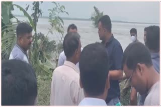 AAMSU President Rejaul Karim Sarkar Visit flood affected area of abhayapuri