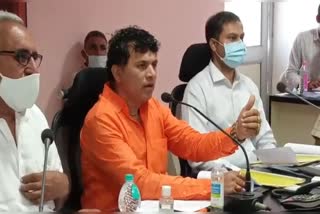 मंत्री कैलाश चौधरी ने लगाई डिस्कॉम अधिकारियों की क्लास