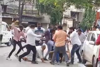 Shiv Sainiks beating BJP corporator in thane