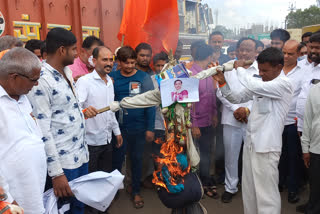 Shiv Sainiks burn the statue of Union Minister Rane in Yeola