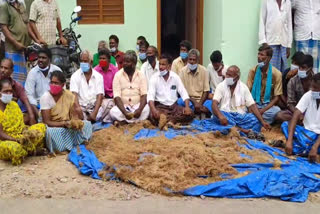 paddy spoiled due to rain  paddy spoiled  farmer protest  ranipet paddy spoiled due to rain  ranipet farmers protest  ranipet news  ranipet latest news  ராணிபேட்டை செய்திகள்  ராணிப்பேட்டையில் விவசாயிகள் போராட்டம்  விவசாஅயிகள் வேதனை  விவசாயிகள் கோரிக்கை  மழையினால் நெல் மூட்டைகள் சேதம்  நெல் மூட்டைகள் மழையில் நனைந்து சேதம்  ராணிப்பேட்டையில் நெல் மூட்டைகள் மழையில் நனைந்து சேதம்