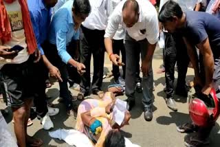 woman lying on the road for justice in pakur