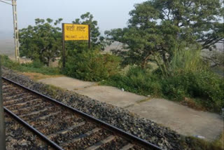 Stone pelting on runing train in Patna