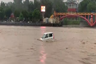 haridwar car car washed away