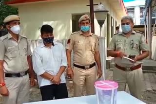 पुलिस की गिरफ्त में आरोपी