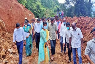 public-joins-hands-to-remove-mud-from-road-at-karwar