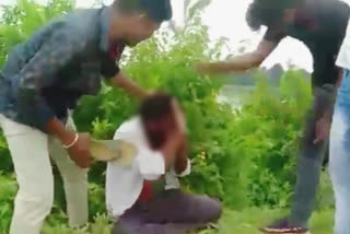 Youth kidnapped and thrashed  Satna  Madhya Pradesh  Assault  MP Police  August 15  Viral video on social media  Abducted and beaten brutally  യുവാവിനെ തട്ടിക്കൊണ്ടുപോയി ക്രൂര മർദനം  മധ്യപ്രദേശിലെ സാത്ന  പൊലീസ്  അക്രമികൾ  അന്വേഷണം ഊർജിതമാക്കി  മധ്യപ്രദേശിൽ യുവാവിനെ തട്ടിക്കൊണ്ടുപോയി ക്രൂര മർദനം  അന്വേഷണം ആരംഭിച്ച് പൊലീസ്