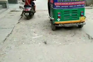 politics between aap and bjp over road in delhi