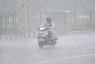 സംസ്ഥാനത്ത് തിങ്കളാഴ്‌ച വരെ ശക്തമായ മഴയ്ക്ക് സാധ്യത  സംസ്ഥാനത്ത് ശക്തമായ മഴയ്ക്ക് സാധ്യത  KERALA RAIN UPDATE  KERALA RAIN UPDATE HEAVY RAIN UNTIL MONDAY  കാലാവസ്ഥ നിരീക്ഷണ കേന്ദ്രം  Meteorological Center  യെല്ലോ അലര്‍ട്ട്  ഓറഞ്ച് അലര്‍ട്ട്  അതീവ ജാഗ്രത നിർദേശം  മണ്ണിടിച്ചില്‍  ഉരുള്‍പൊട്ടല്‍