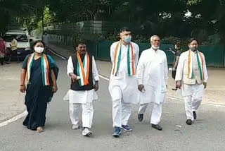 new-president-of-jharkhand-congress-along-with-his-new-team-meets-rahul-gandhi-in-delhi