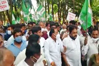 jds-mla-gourishanker-and-workers-protest-over-tumkur-rape-case