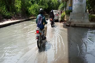 लोगों की इसी दिक्कतों को देखते हुए ककरौला के निगम पार्षद ने नाराजगी जाहिर की