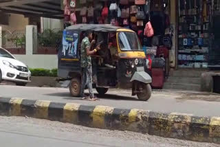 The addict kept on waving the pistol on the road in broad daylight