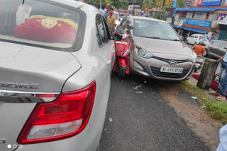 Young women injured in car crash  നിയന്ത്രണം തെറ്റിയ കാർ ഇടിച്ച് യുവതികൾക്ക് പരിക്ക്  അപകടം  car crash  accident  പരിക്ക്