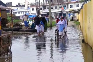 इलाके में जलजमाव से लोग परेशान