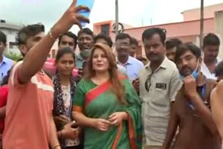 people take selfie with pooja