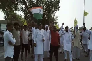 road-jam-by-farmers-against-lathi-charge