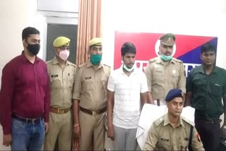 जानकारी देते पुलिस अधीक्षक