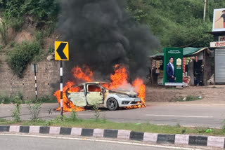 Car caught fire on Kalka-Shimla NH-5, कालका-शिमला एनएच पांच पर कार में लगी आग