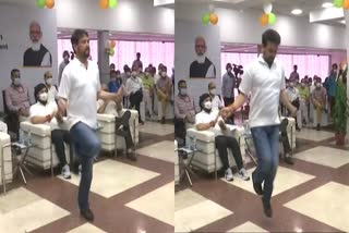 ஒன்றிய விளையாட்டுத் துறை அமைச்சர் அனுராக் தாக்கூர்,  Anurag Thakur jumps a skipping rope during the launch of FIT INDIA mobile app