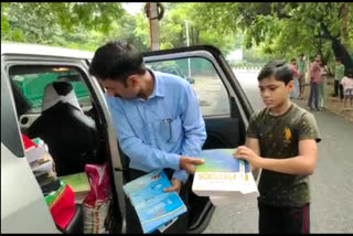 teacher made a book bank in his car In RK Puram delhi
