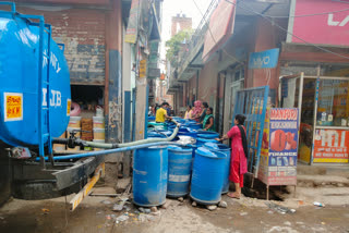 People losing jobs due to water crises in Sangam Vihar delhi