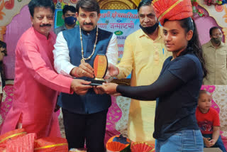 MP Manoj Tiwari honored players and coaches with khel gaurav award